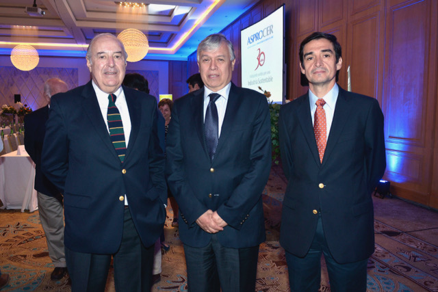 De izquierda a derecha: el Presidente de Asprocer, Juan Miguel Ovalle; el Ministro de Agricultura Carlos Furche, y el Gerente General de Asprocer, Rodrigo Castañón.
