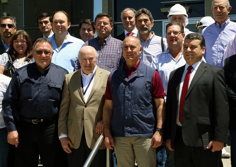 La misión público-privada mexicana junto a los representantes chilenos de Asprocer, en el frontis de la planta Agrosuper, en Rosario.
