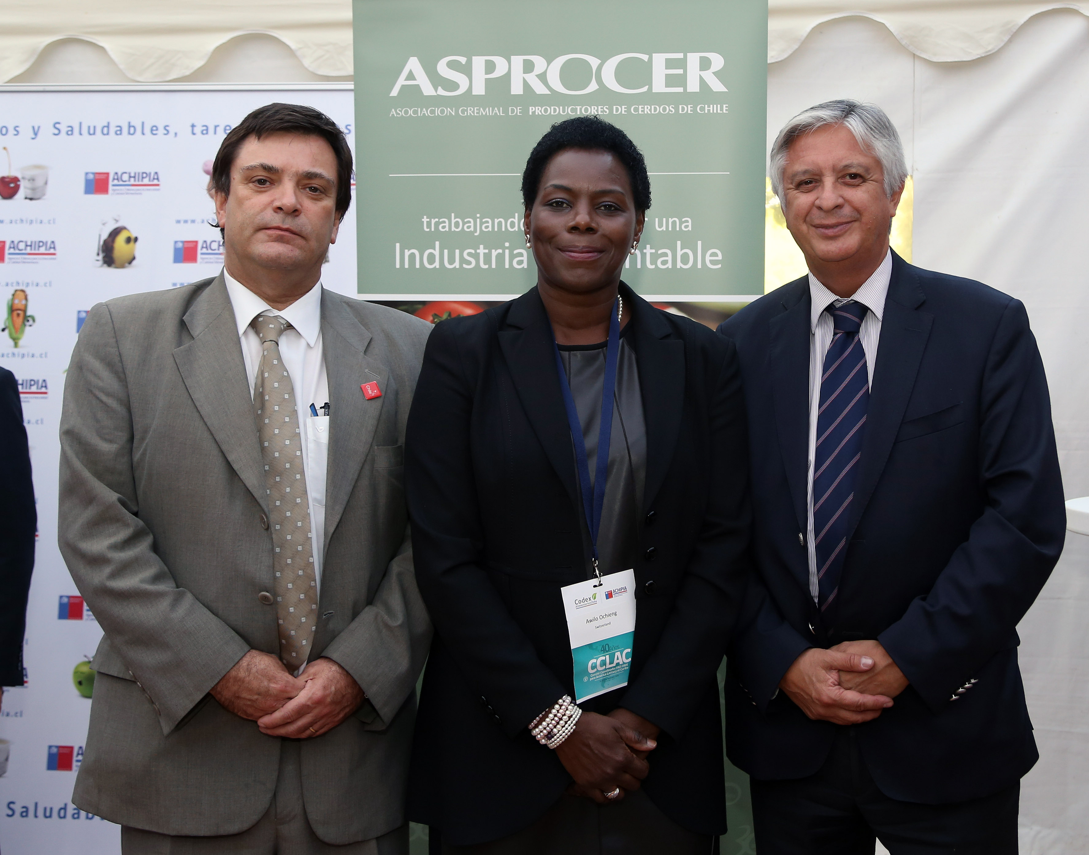 De izquierda a derecha: el Secretario Ejecutivo de ACHIPIA y Presidente de CCLAC, Michel Leporati; la presidenta de la Comisión del Codex Alimentarius, Awilo Ochieng, y el Subsecretario de Agricultura, Claudio Ternicier.
