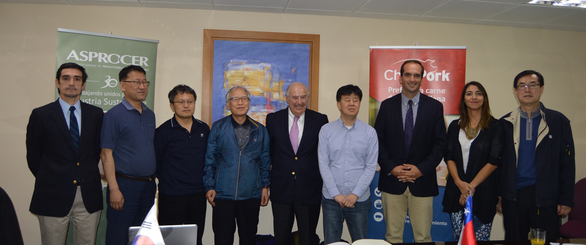 De izquierda a derecha: Rodrigo Castañon, gerente general de Asprocer; Peter Choi, director de la Asociación Gremial de Productores de Cerdos de Corea del Sur; Jung Yeongeun, periodista de diario Naeil Shinmun; Jang Myunggok, CEO del Naeil Shinmun; Juan Miguel Ovalle, presidente de Asprocer; An Jongrak, Subdirector  de Livestock Policy Bureau del Ministerio de Agricultura, Alimentos y Asuntos Rurales (MAFRA) de Corea del Sur; Juan Carlos Domínguez, director ejecutivo de Asprocer; Natalia Sepúlveda, jefa del Departamento de Estudios y Marketing de Asprocer, y An Byoungwoo, gerente general del Departamento del Livestock Management de la Federación Cooperativa Agrícola Nacional (NACF).
