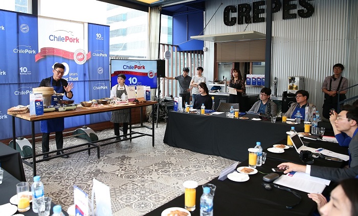 El Chef Tony Oh demostró la versatilidad y calidad de la carne de cerdo chilena, señalando que es muy similar a la carne porcina coreana y, por ello, muy valorada por los consumidores de ese país.
