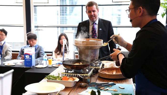 Cooking Show: El conocido chef coreano Tony Oh deleitó a periodistas coreanos y exportadores ChilePork  con sus sabrosas preparaciones con carne de cerdo chilena.
