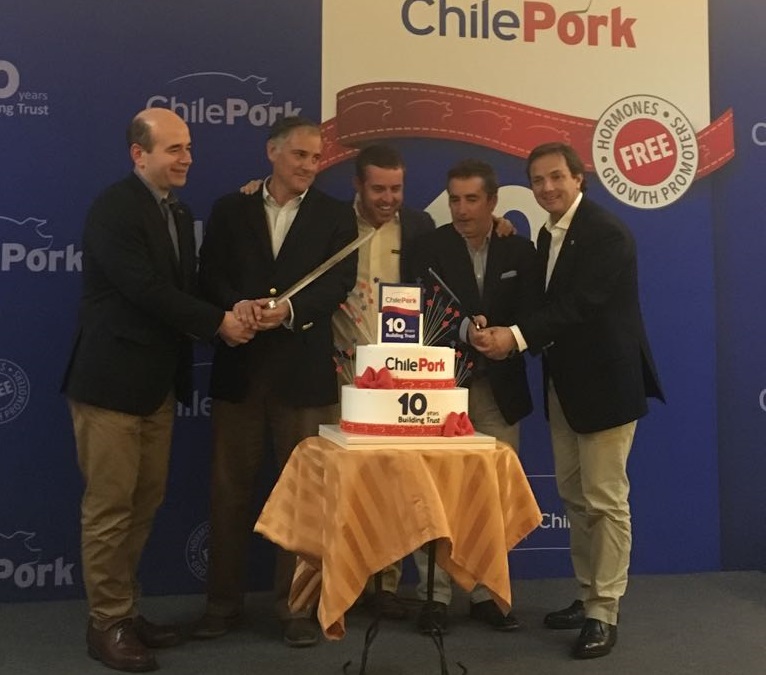 En la fotografía, los exportadores de carne de cerdo cortan la torta de celebración de los 10 años de ChilePork en Corea del Sur: Alejandro Muñoz, Gerente de Ventas y Marketing de AASA; John Lüer, Gerente de Exportaciones de Agrosuper; Guillermo García, gerente general de Coexca;  Jorge Rozas, Gerente Comercial de Maxagro, y Tomás Campos, Gerente Zonal de Exportaciones de Agrosuper.
