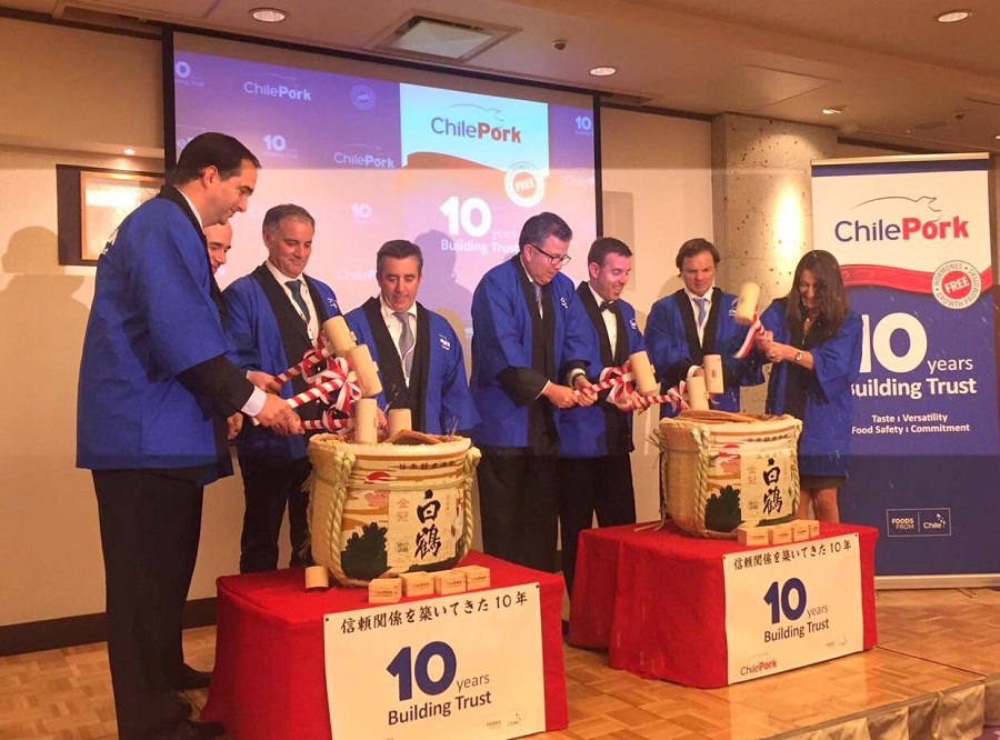El encuentro fue sellado con la tradicional ceremonia del sake, denominada “Kagami Biraki”, en la que los representantes ChilePork, acompañados del embajador Ayares, rompieron tapas de dos barriles de sake que luego fue compartido entre los asistentes para atraer la buena fortuna y prosperidad.

