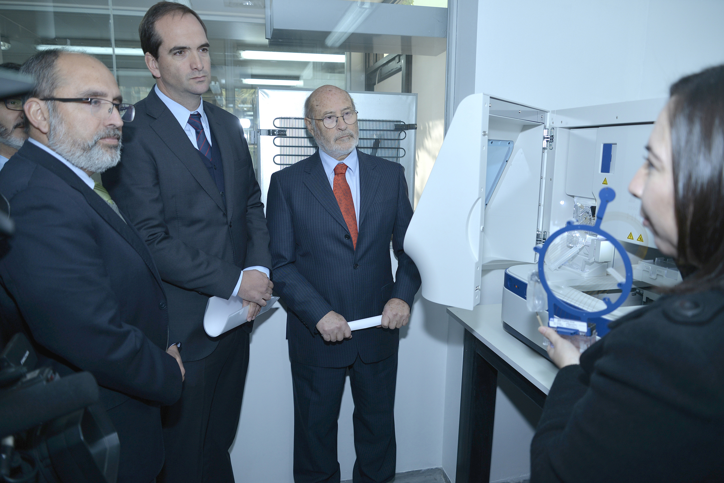 Jorge Enríquez, gerente general de Sopraval; Juan Carlos Domínguez, Presidente Ejecutivo de ExpoCarnes, y Ángel Sartori, Director Nacional del SAG, reciben información sobre el nuevo equipo de análisis molecular del SAG.
