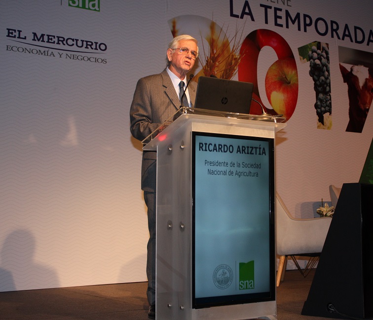 El Presidente de la SNA, Ricardo Ariztía, en su intervención se refirió al Estatuto del Trabajador Agrícola y recordó que hace ocho años empresarios y trabajadores del agro consiguieron en la Mesa Laboral Nacional Agrícola un acuerdo beneficioso para ambas partes.
