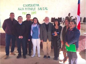 Maximiliano Gallegos, Gerente de Administración y Finanzas de Coexca S.A. y Carlos Montoya, Director de Asuntos Corporativos de Coexca S.A. junto a los dirigentes de la Cooperativa de Agua Potable Sauzal, durante el acto de celebración de los 50 años de existencia de esta última entidad