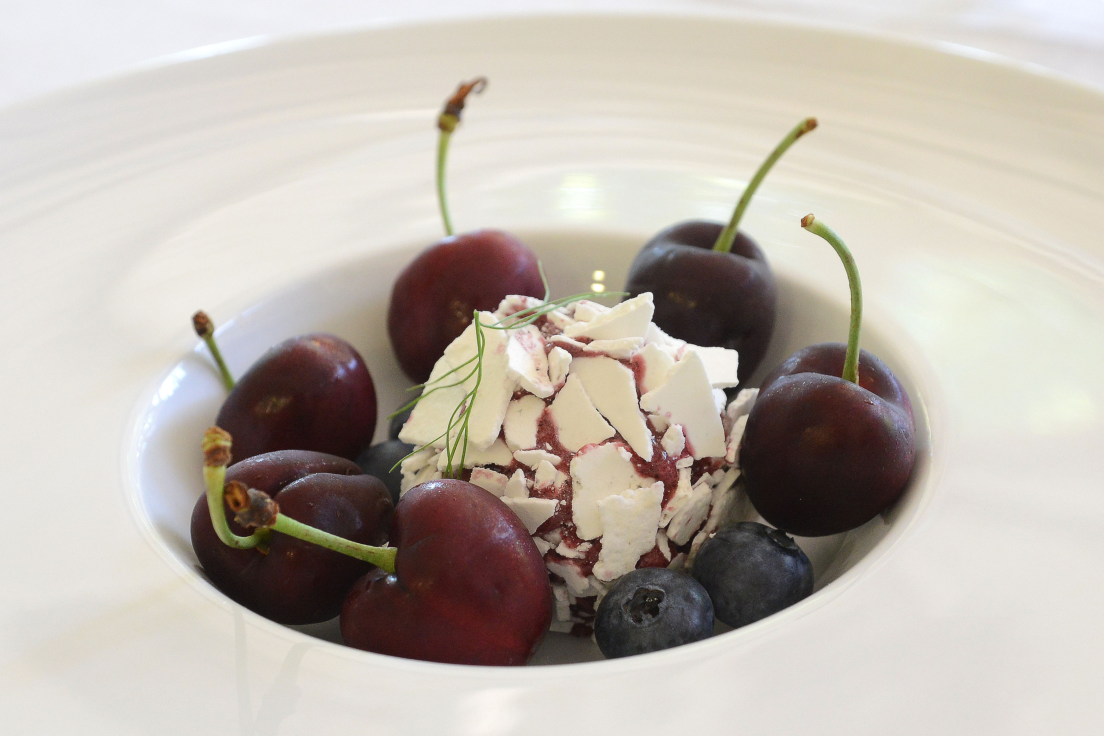 De postre selección de guindas con helado de arándanos
