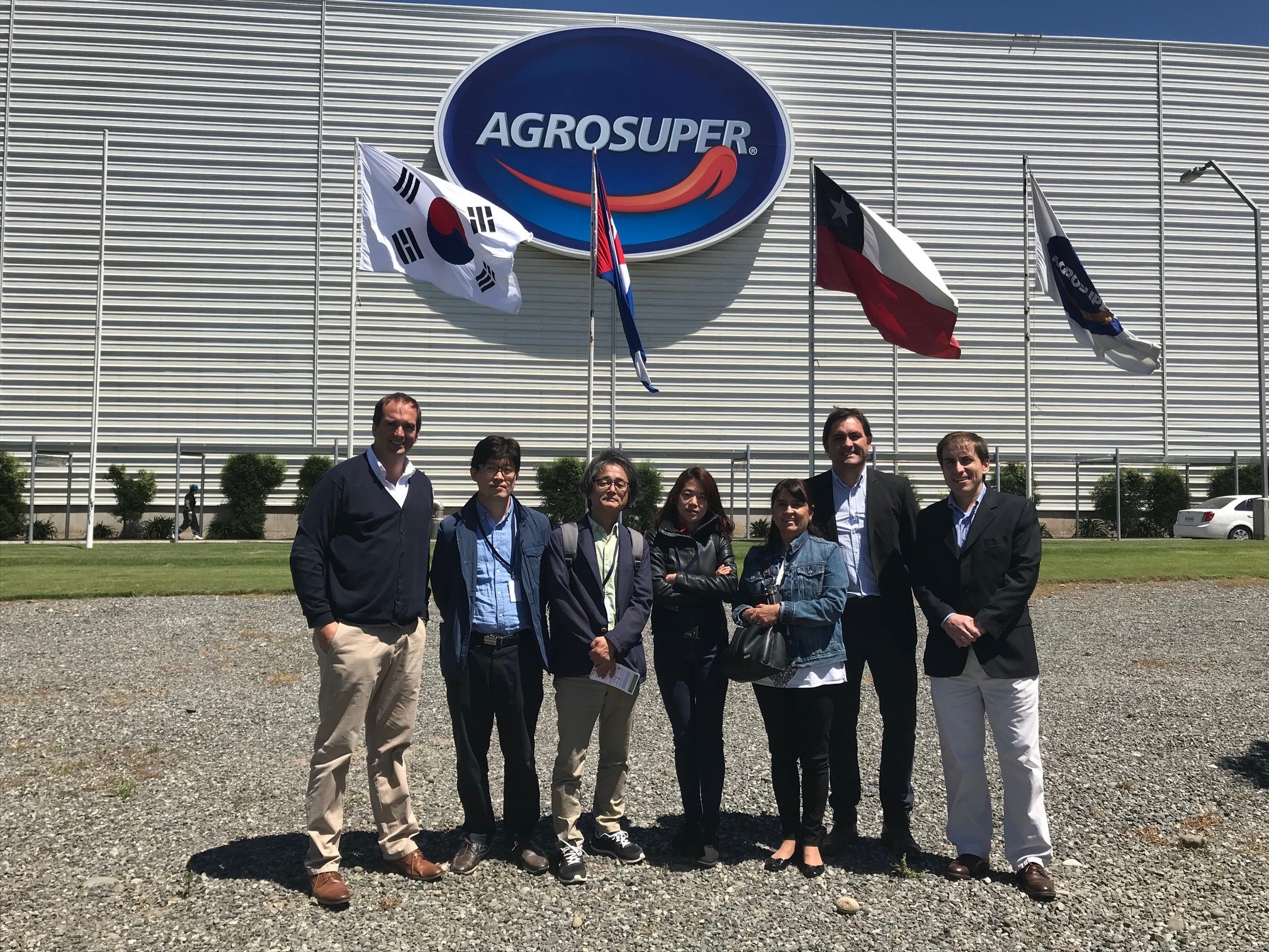 Por la mañana los periodistas coreanos visitaron planta de faenadora de carne de cerdo ubicada en Rosario.
En la foto, de izquierda a derecha: Juan Carlos Dominguez, Sang Woo Kim, Dong Jun Yim, Bonny Na, Margarita Minchel, Francisco Castillo y Alvaro Prieto.
