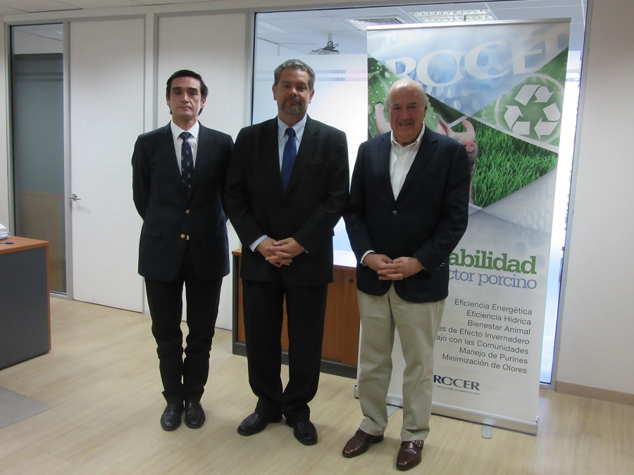 De izquierda a derecha: Rodrigo Castañón, Gerente General de Asprocer; Cristian Franz, Superintendente de Medioambiente; Juan Miguel Ovalle, Presidente de Asprocer 
