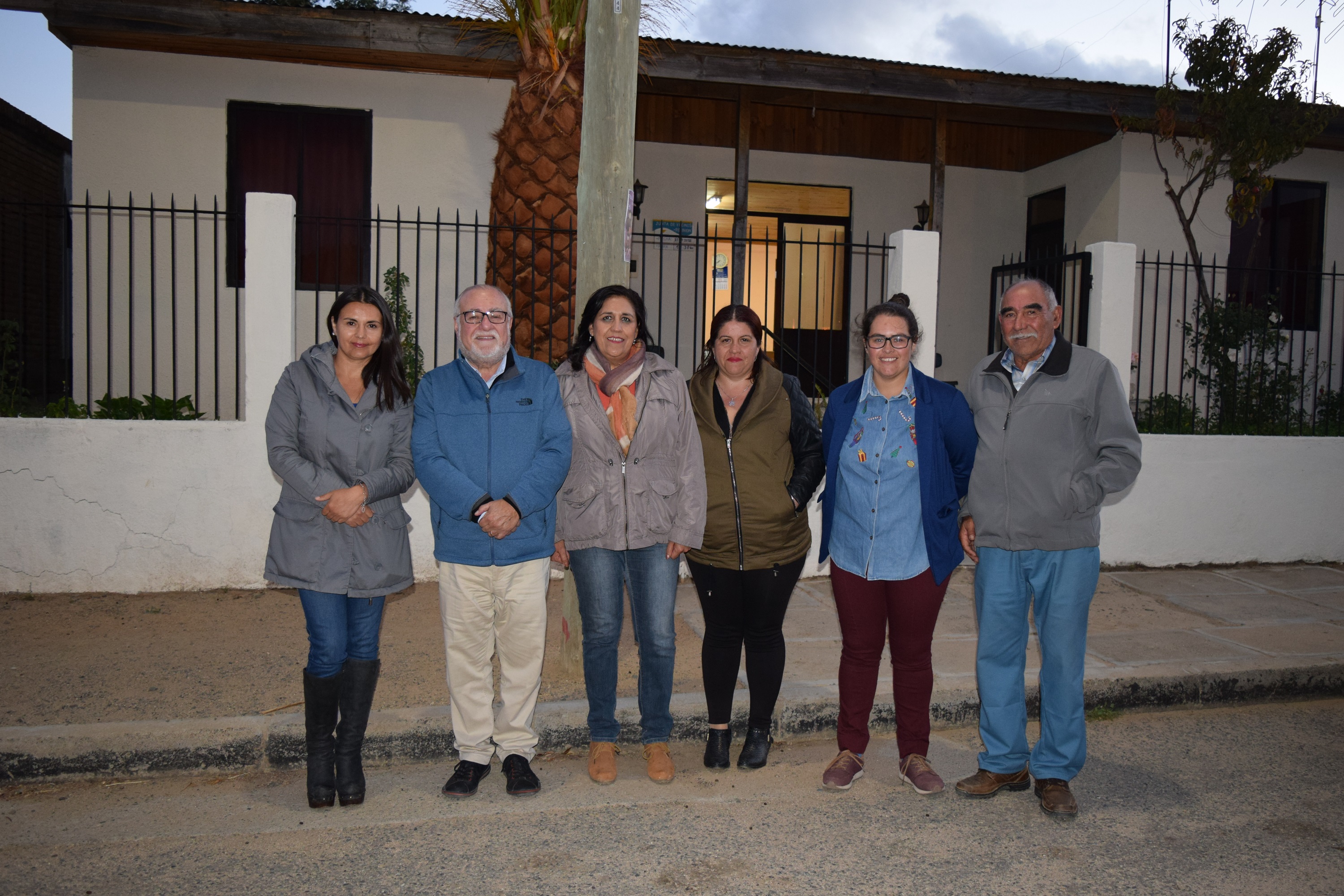 Carlos Montoya, Director de Asuntos Corporativos de Agrícola Coexca S.A. junto a los dirigentes de la Junta de Vecinos de Sauzal.
