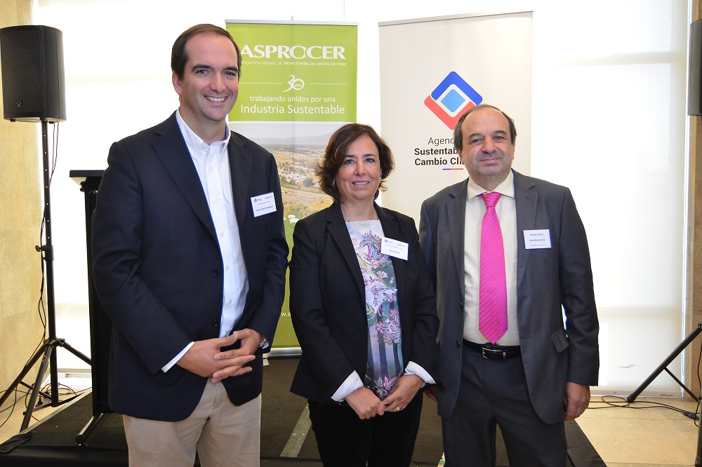 Juan Carlos Domínguez, Director ejecutivo de Asprocer; Ximena Ruz, Subdirectora de la ASCC; Rolando Chamy, Director NBC PUCV
