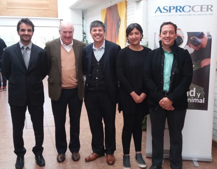 De izquierda a derecha, Dr. Miguel Adasme, Encargado de Inocuidad y Bienestar Animal de ASPROCER; Juan Miguel Ovalle, Presidente de ASPROCER; Dr. Pedro Guerrero, Gerente de Sanidad e Inocuidad de ASPROCER; Dra. Tamara Tadich, académica de la Fac. de Cs. Veterinarias y Pecuarias de la U. de Chile, y  Dr. Ricardo Mora, Gerente Regional en Programas Veterinarios para A.Latina y el Caribe de la WAP.
