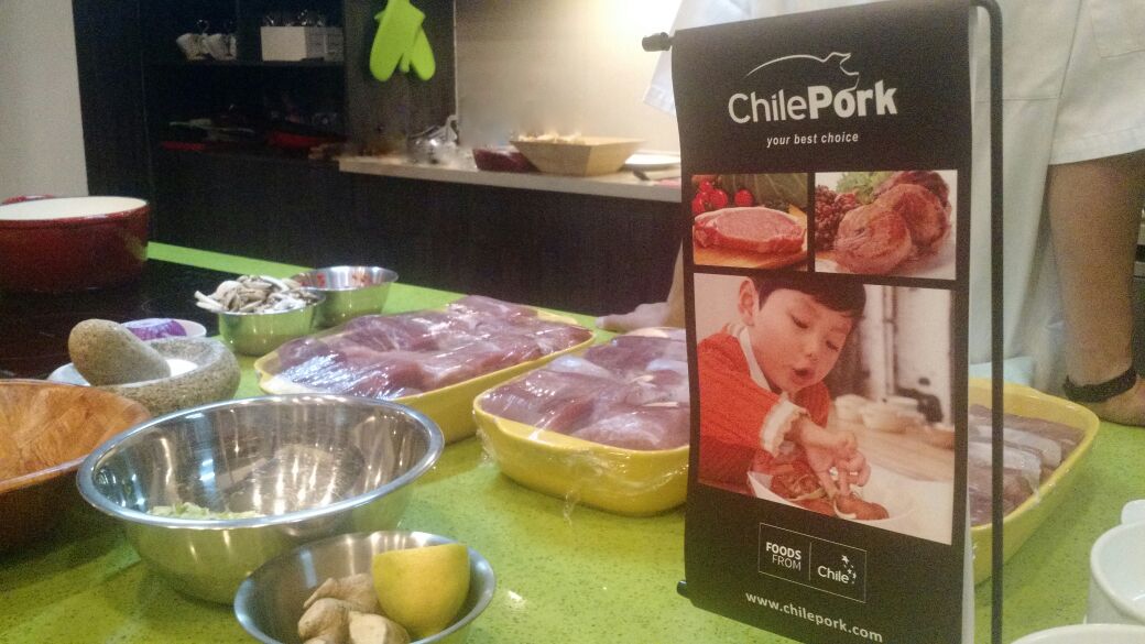 Asprocer, a través de su marca sectorial ChilePork, fue un actor destacado en este Desafío ProChile, tanto como plato de fondo (solomillo al horno) como en el cóctel de apertura (sabrosas brochetas que deleitaron a los participantes).
