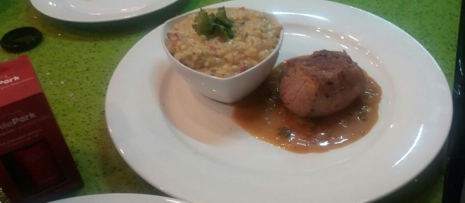 Uno de los platos triunfadores del Desafío ProChile 2017: solomillo de cerdo al horno y risotto de Mote del equipo rojo.
