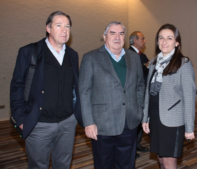 La Gerente de Marketing y Estudios de Asprocer, Soledad Valenzuela, junto a José Manuel Allende y Rafael Covarrubias
