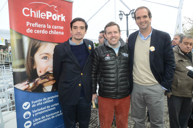 De izquierda a derecha, el Gerente de Asprocer, Rodrigo Castañón; el Gerente general de Coexca, Guillermo García, y el presidente de ChilePork, Juan Carlos Domínguez.

