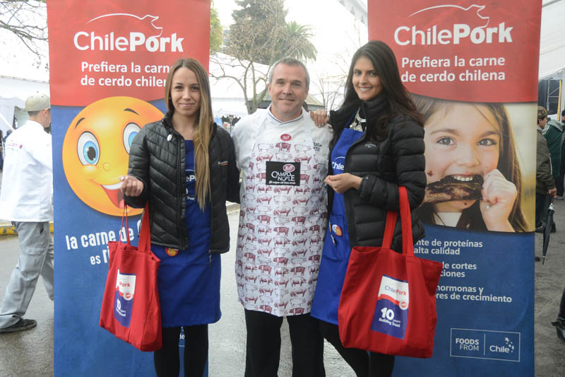El chef Rodrigo Barañao conquistó a los visitantes que se congregaron en el stand de Coexca, con sabrosas preparaciones en las que la carne de cerdo fue el ingrediente clave.
