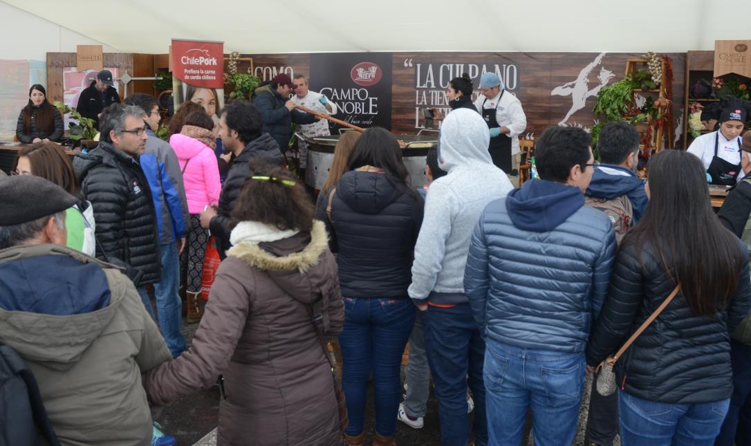 Con cubiertos en mano, los asistentes recorrieron los  25 stands de chefs nacionales y extranjeros, saboreando los distintos platos elaborados con carne de cerdo.
