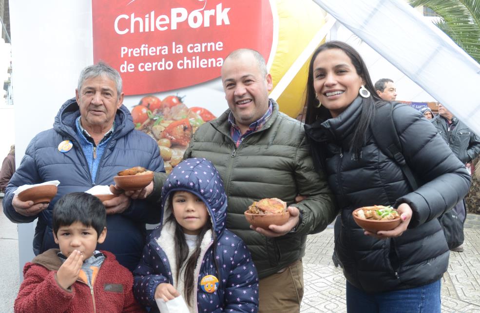 Miles de familias disfrutaron de los deliciosos platos preparados por chef nacionales y extranjeros, que demostraron las cualidades y versatilidad de la carne de cerdo.
