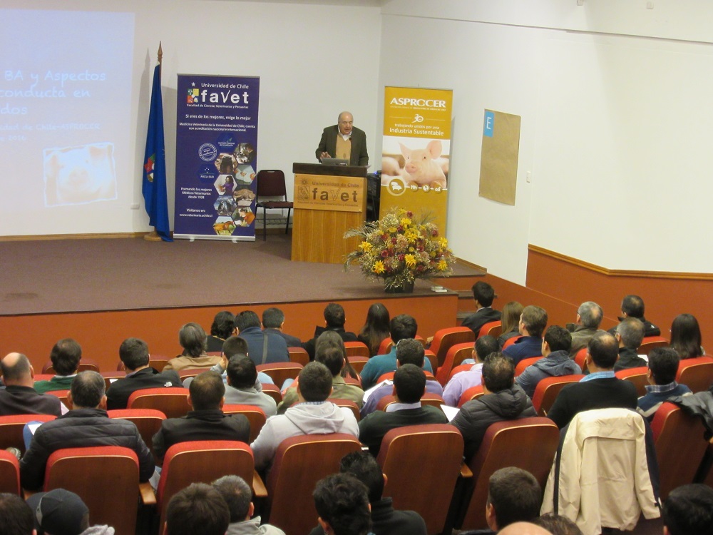 The training course grouped together the supervisors of AW at pig farms, company owners, managers, and employees that manage the animals. There were also professionals and technicians from the Chilean Agricultural and Livestock Service, particularly veterinarians from the Animal Welfare Unit and other sectors that are in charge of monitoring the respective regulations.
