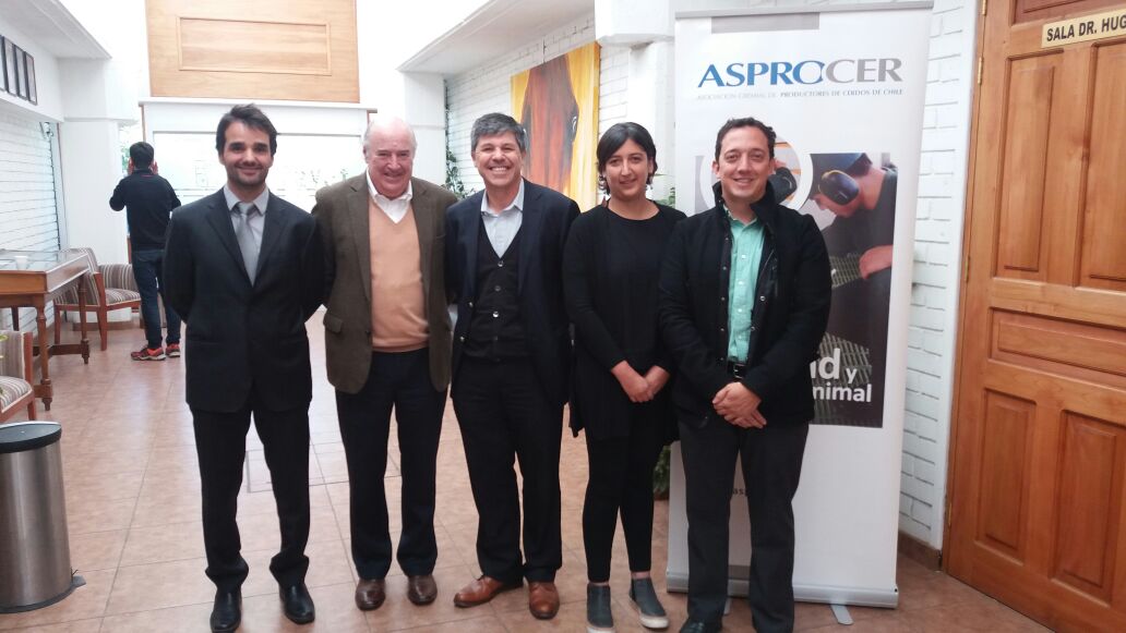 From left to right: Dr. Miguel Adasme, Supervisor of Food Safety and Animal Welfare at ASPROCER; Juan Miguel Ovalle, President of ASPROCER; Dr. Pedro Guerrero, Manager of Health and Food safety at ASPROCER; Dr. Tamara Tadich, professor at the Faculty of Veterinary Sciences and Livestock of the University of Chile; and Dr. Ricardo Mora, Regional Manager of Veterinary Programs for Latin America and the Caribbean from WAP.
