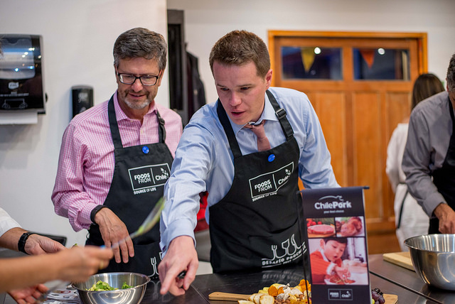 Journalist Davor Gjuranovic (Televisión Nacional de Chile, national TV channel) and Pablo Urria Hering, Director of Economic Bilateral Affairs at Direcon, leading the blue team for the 2017 ProChile Challenge.
