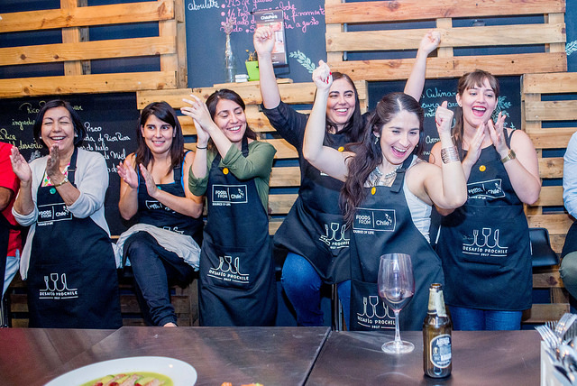 Enthusiasm and camaraderie were the highlight of the Cooking Show ProChile organized to show national and foreign journalists the exportable supply of foods and beverages of Chile.
