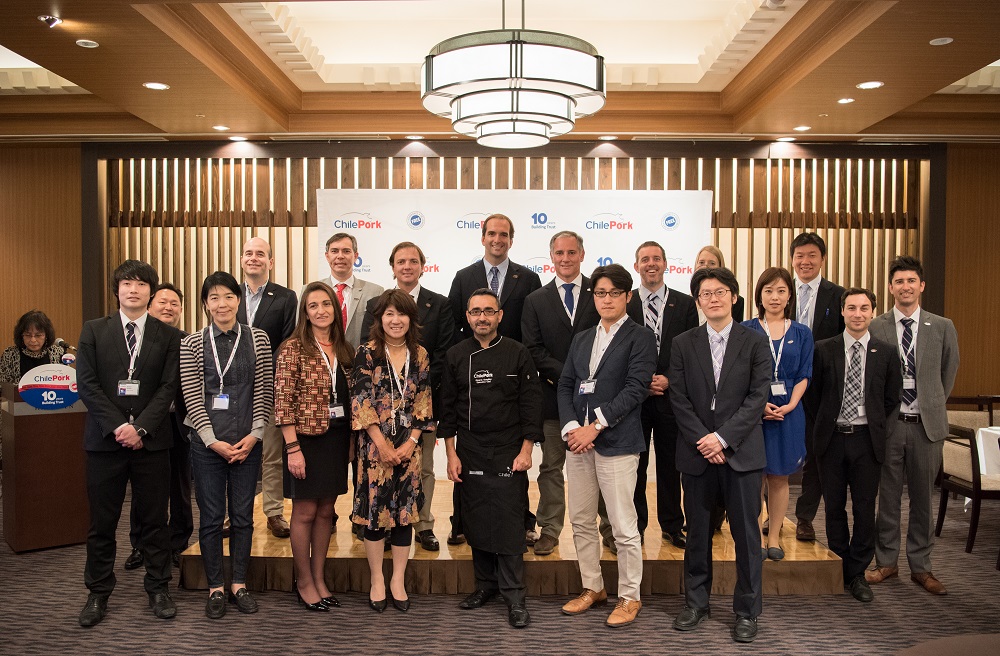 The ChilePork delegation opened their activities in Tokyo with a cooking show for a group of Japanese journalists who specialize in gastronomy and the food industry.
